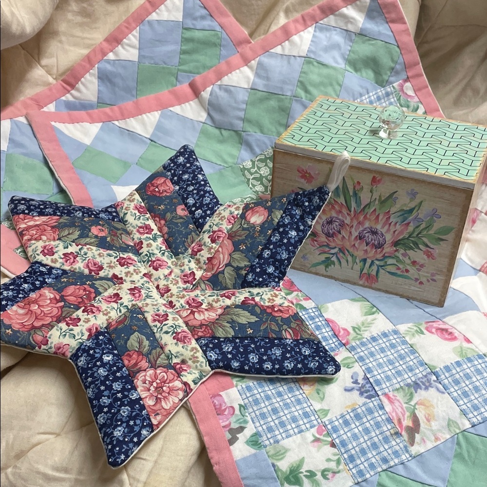 Floral Patchwork Quilted Kitchen Linen Set (2) Potholder & Recipe Box